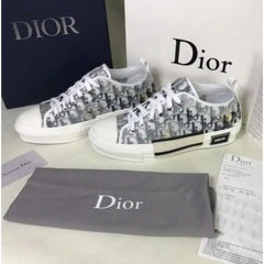 Dio_r B23 Oblique Low Top Sneaker white black canvas with Accessories