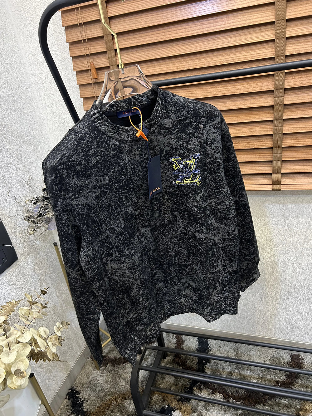 Loui_s Vuitton Puff Embroidery Printed Imported Exclusive Sweatshirt (DN 105)