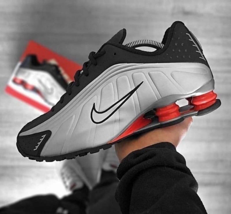 Nike Air Shox R4 METALLIC BLACK SILVER