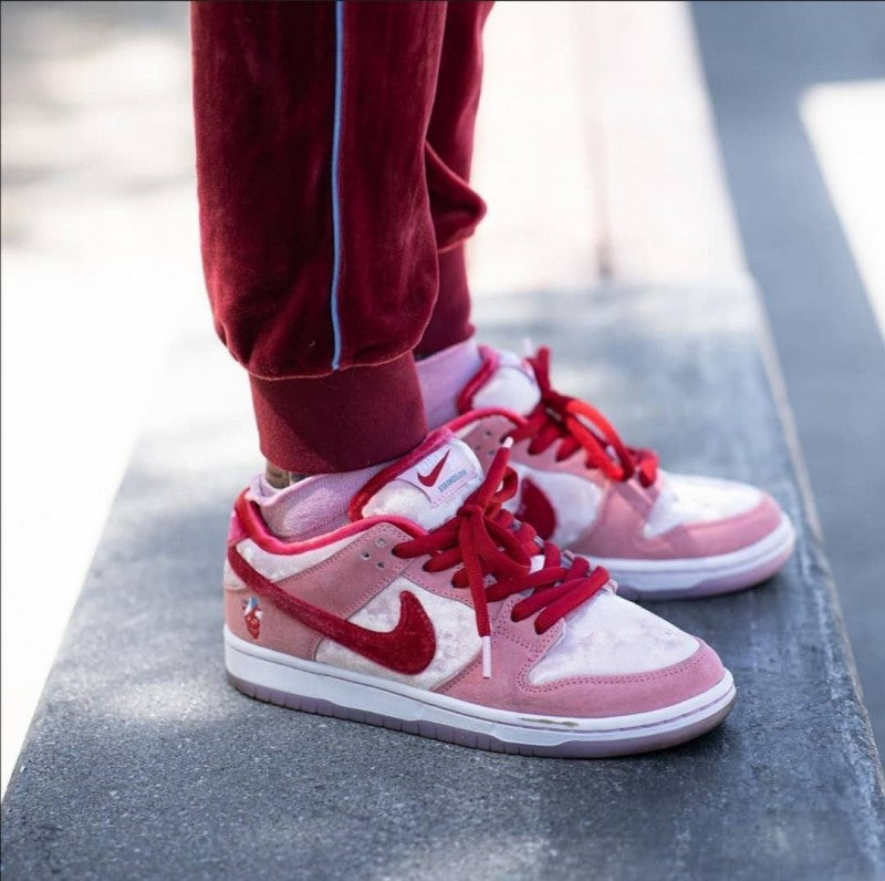 Nikee Dunk Low STRANGE LOVE
