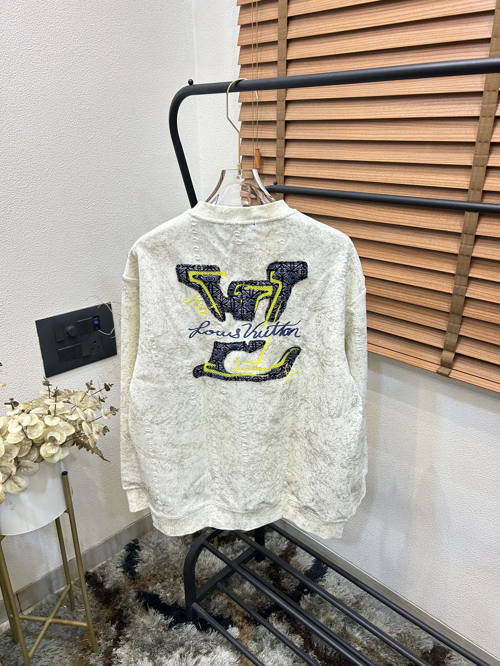 Loui_s Vuitton Puff Embroidery Printed Imported Exclusive Sweatshirt (DN 105)