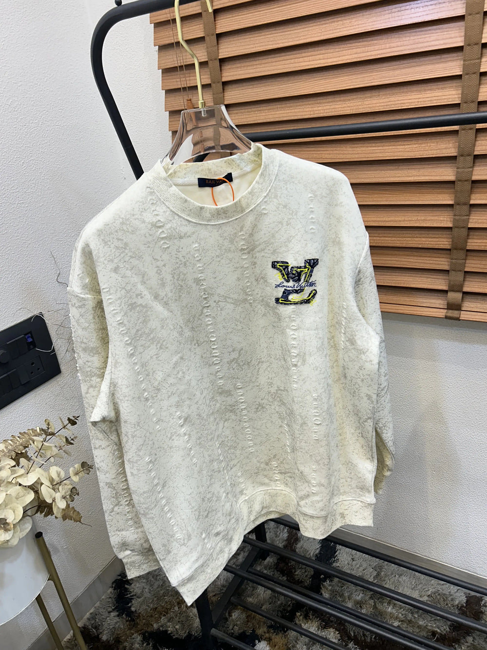 Loui_s Vuitton Puff Embroidery Printed Imported Exclusive Sweatshirt (DN 105)